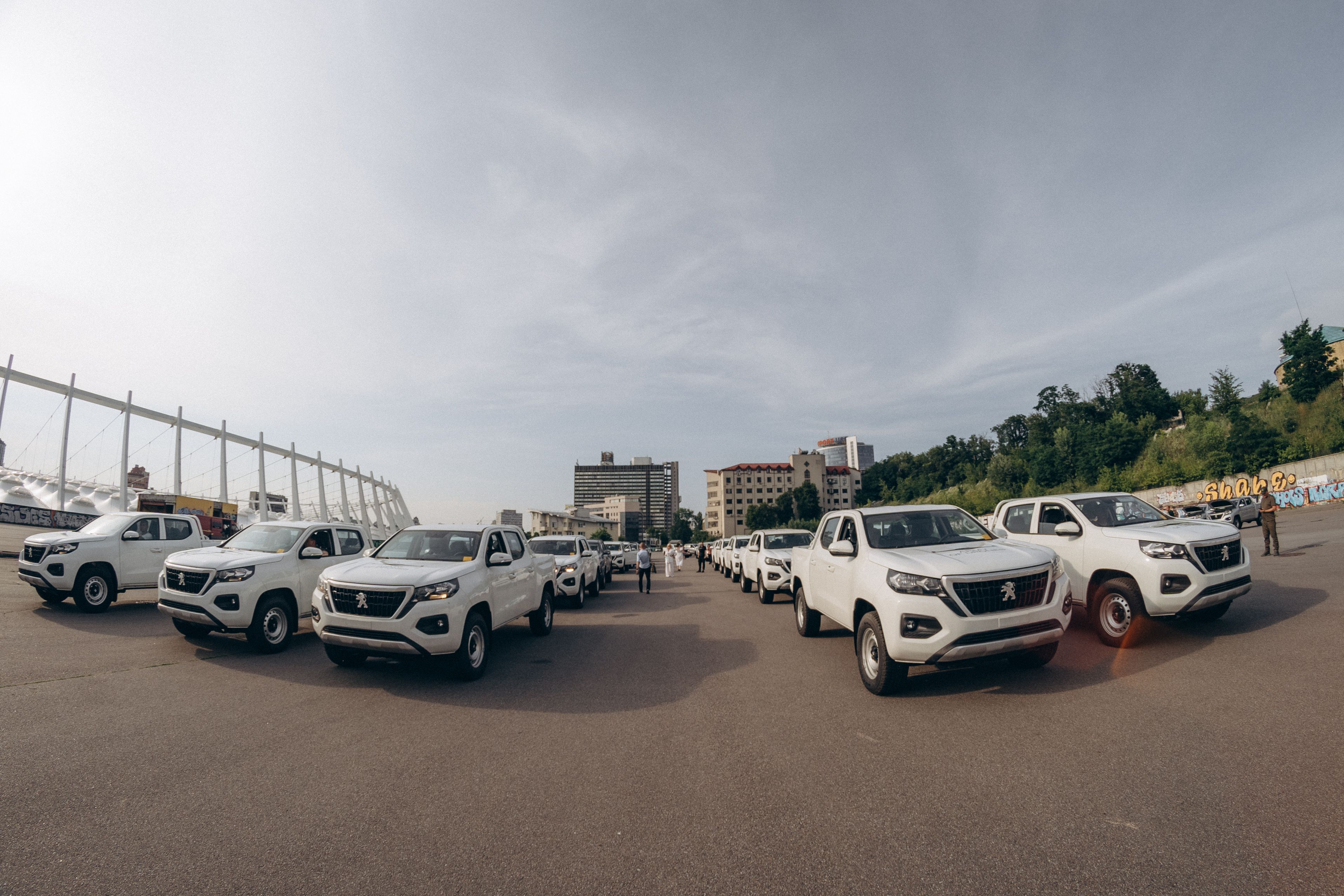 Favbet закупила 53 пікапи для "Армії дронів" Favbet закупила 53 пікапи для "Армії дронів"