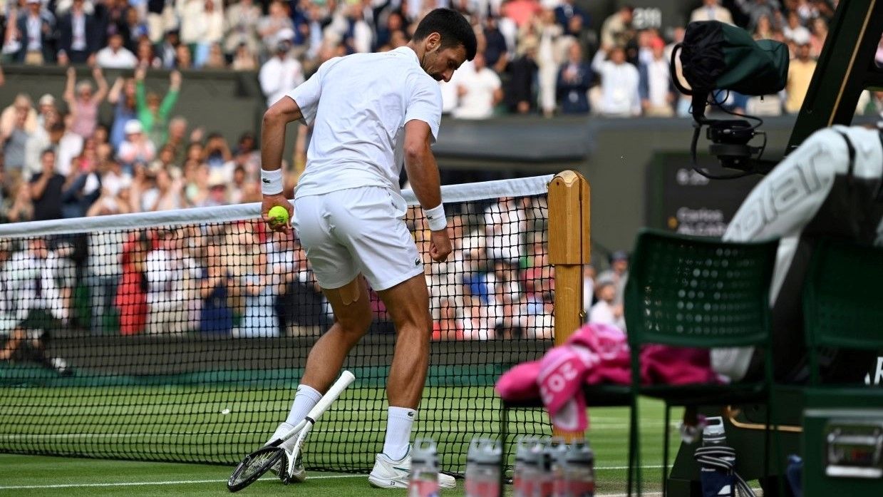 Джокович разбил ракетку в финале Уимблдона Джокович разбил ракетку в финале Уимблдона