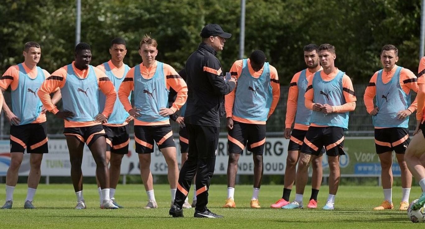 Шахтер уступил Аяксу Шахтер уступил Аяксу