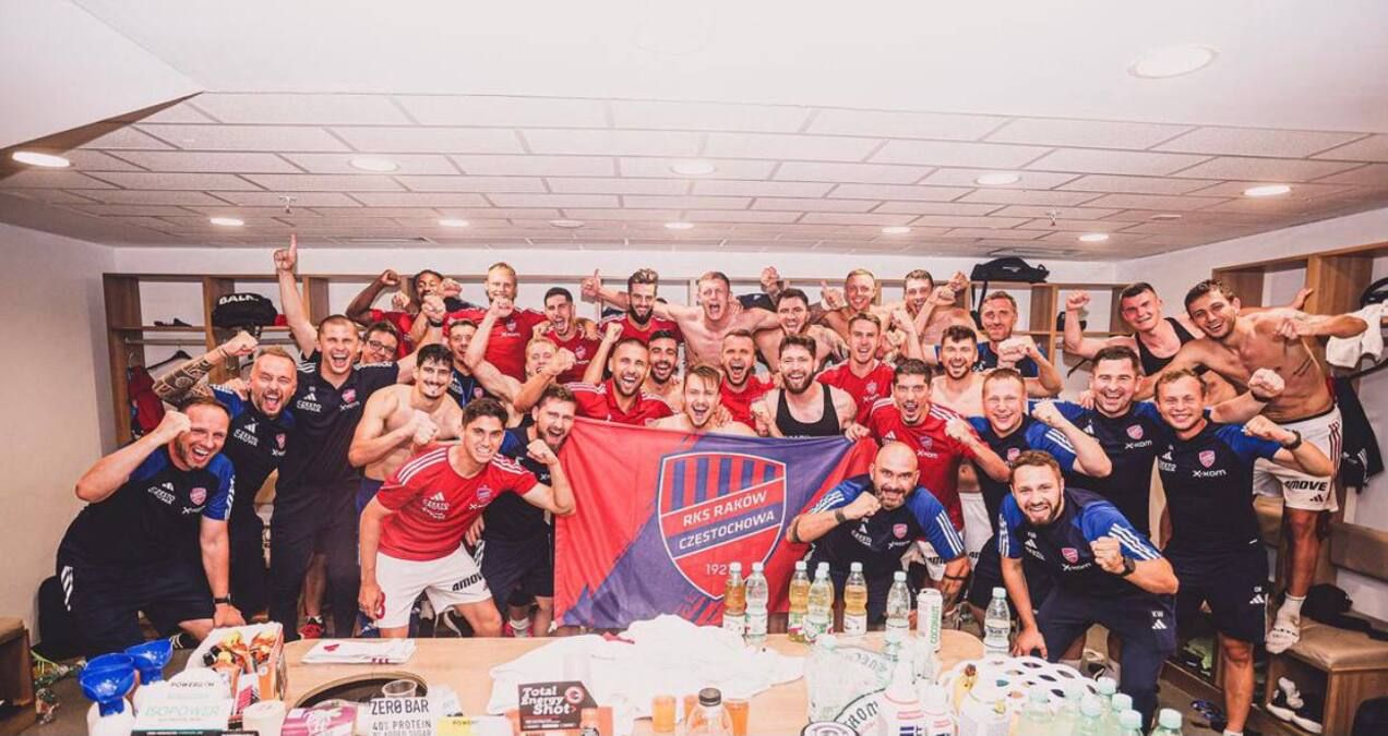 Команда ФК Ракув святкує перемогу в ЛЧ Команда ФК Ракув святкує перемогу в ЛЧ