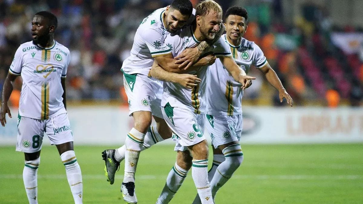 Роман Безус з гравцями Омонії Роман Безус з гравцями Омонії