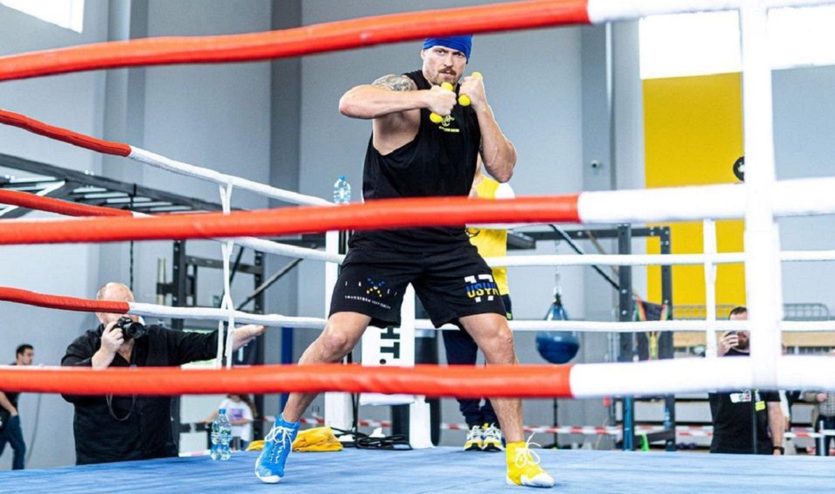 Усик – Дюбуа - украинец провел открытую тренировку в Польше - фото и видео Усик – Дюбуа - украинец провел открытую тренировку в Польше - фото и видео