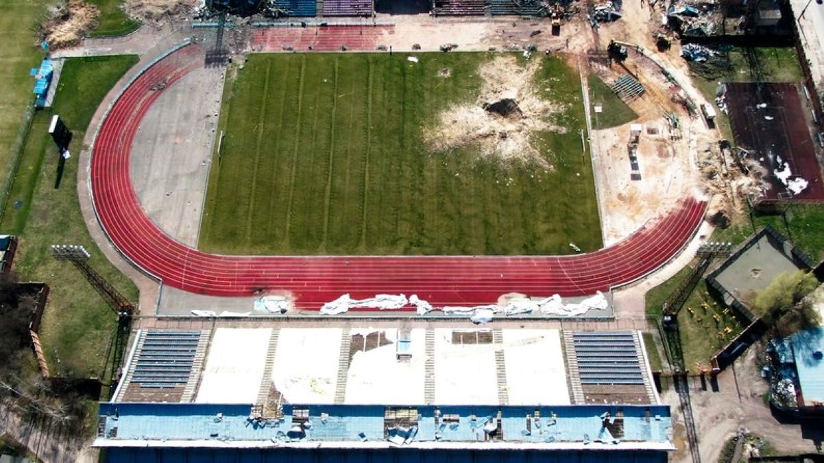 Стадион в Чернигове после бомбежки