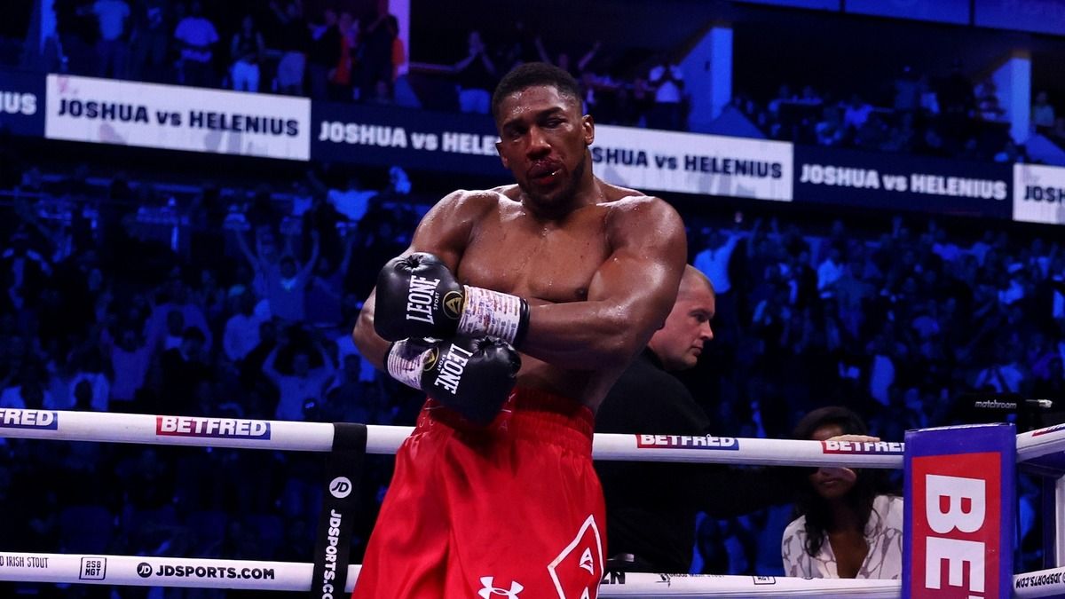 Конор МакГрегор напоил Энтони Джошуа пивом. Конор МакГрегор напоил Энтони Джошуа пивом.