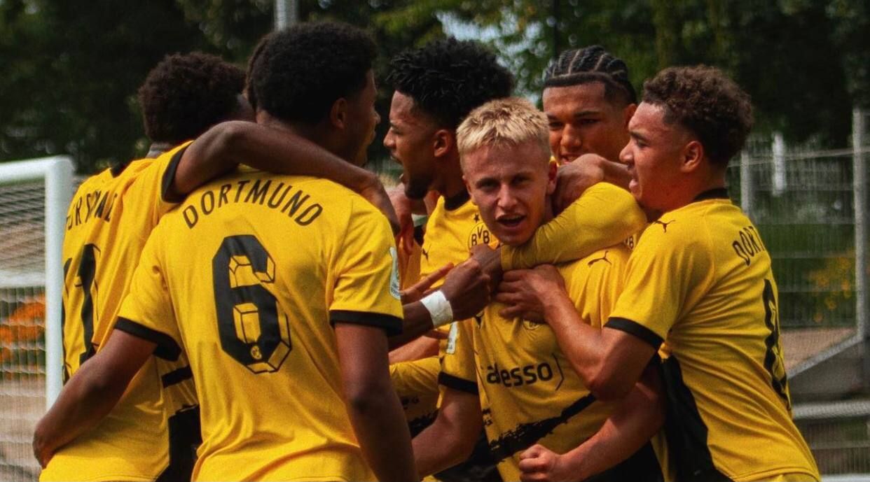 Гравці Боруссії святуккють гол українця Гравці Боруссії святуккють гол українця