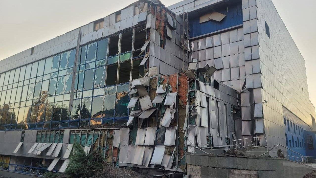 Поврежден бассейн спорткомплекса "Метеор" в Днепре Поврежден бассейн спорткомплекса "Метеор" в Днепре