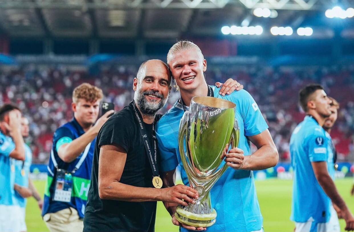 Хосеп Гвардіола із Суперкубком УЄФА Хосеп Гвардіола із Суперкубком УЄФА