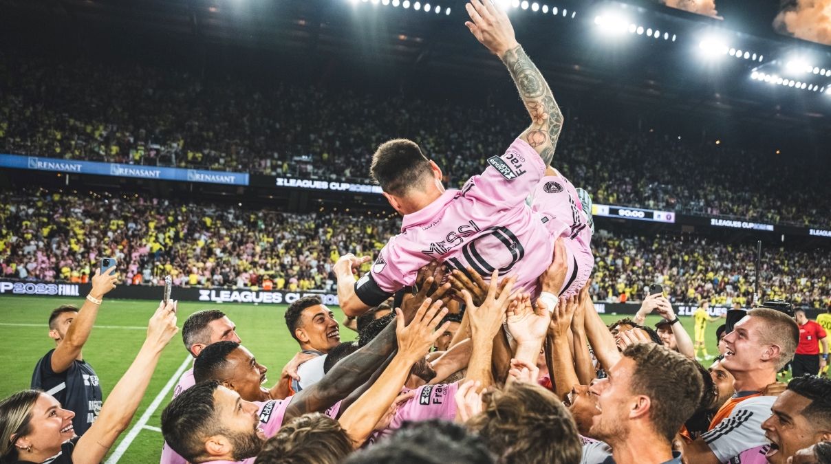 Месси на руках партнеров после победы Месси на руках партнеров после победы