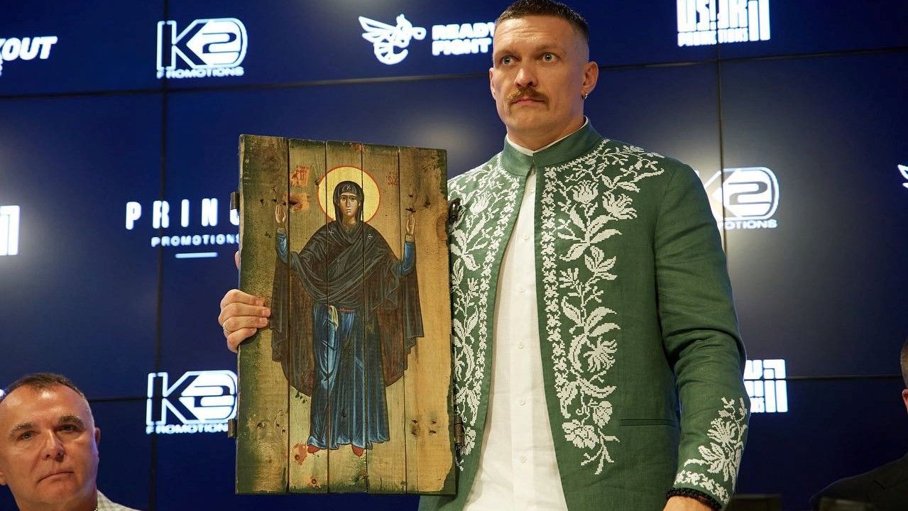 Олександру Усику подарували дерев'яну ікону з ящика для боєприпасів з Бахмута: вражаюче відео - 24 канал Спорт