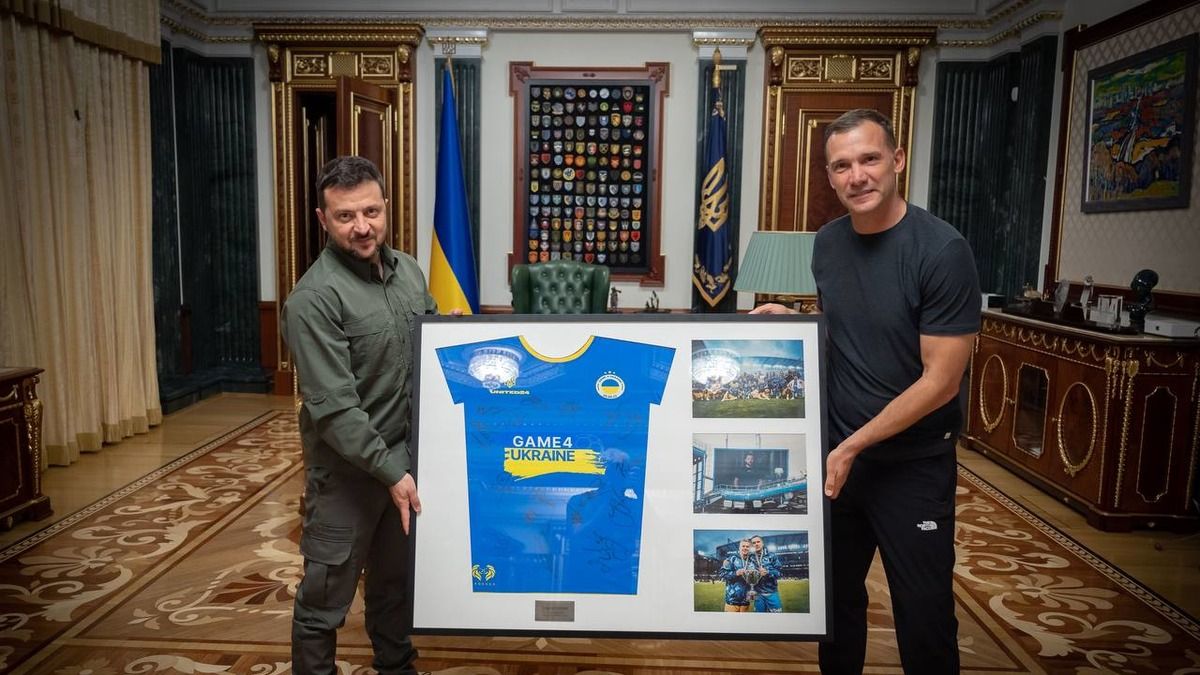 Благотворительный матч Game4Ukraine: Шевченко подарил футболку Зеленскому – фото Благотворительный матч Game4Ukraine: Шевченко подарил футболку Зеленскому – фото