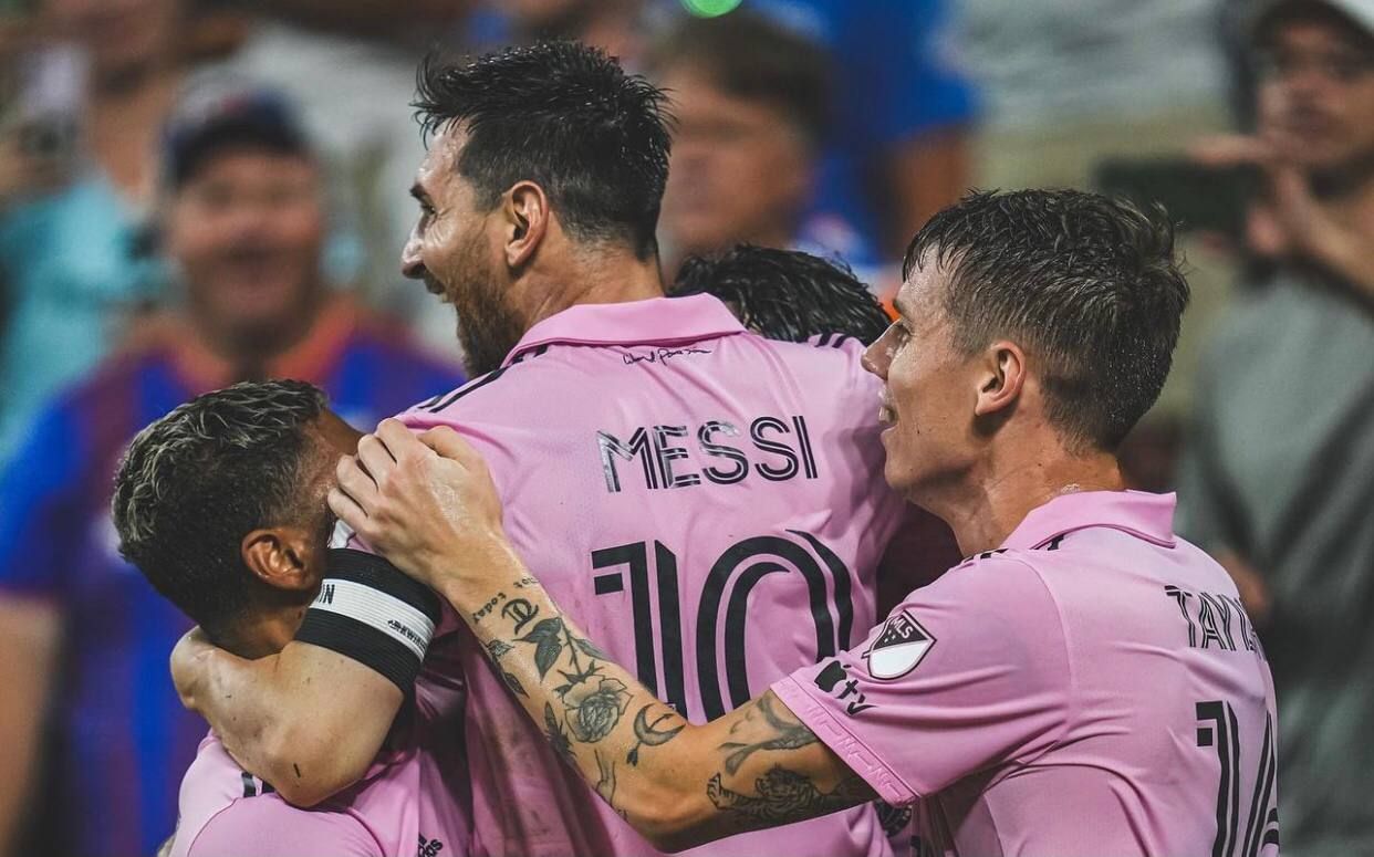 Лионель Месси торжествует с командой Лионель Месси торжествует с командой