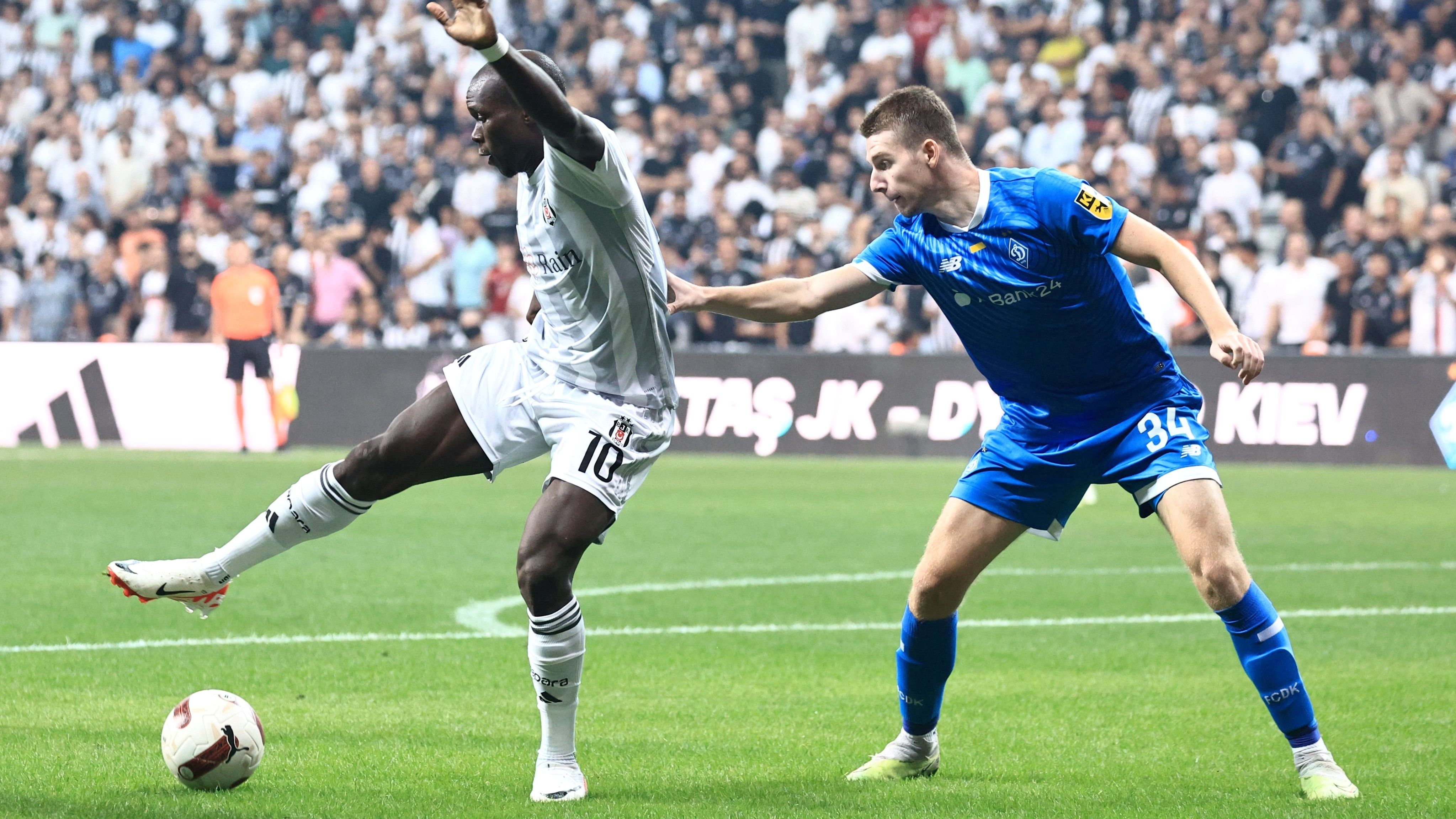 Абубакар забил гол в ворота "Динамо" Абубакар забил гол в ворота "Динамо"