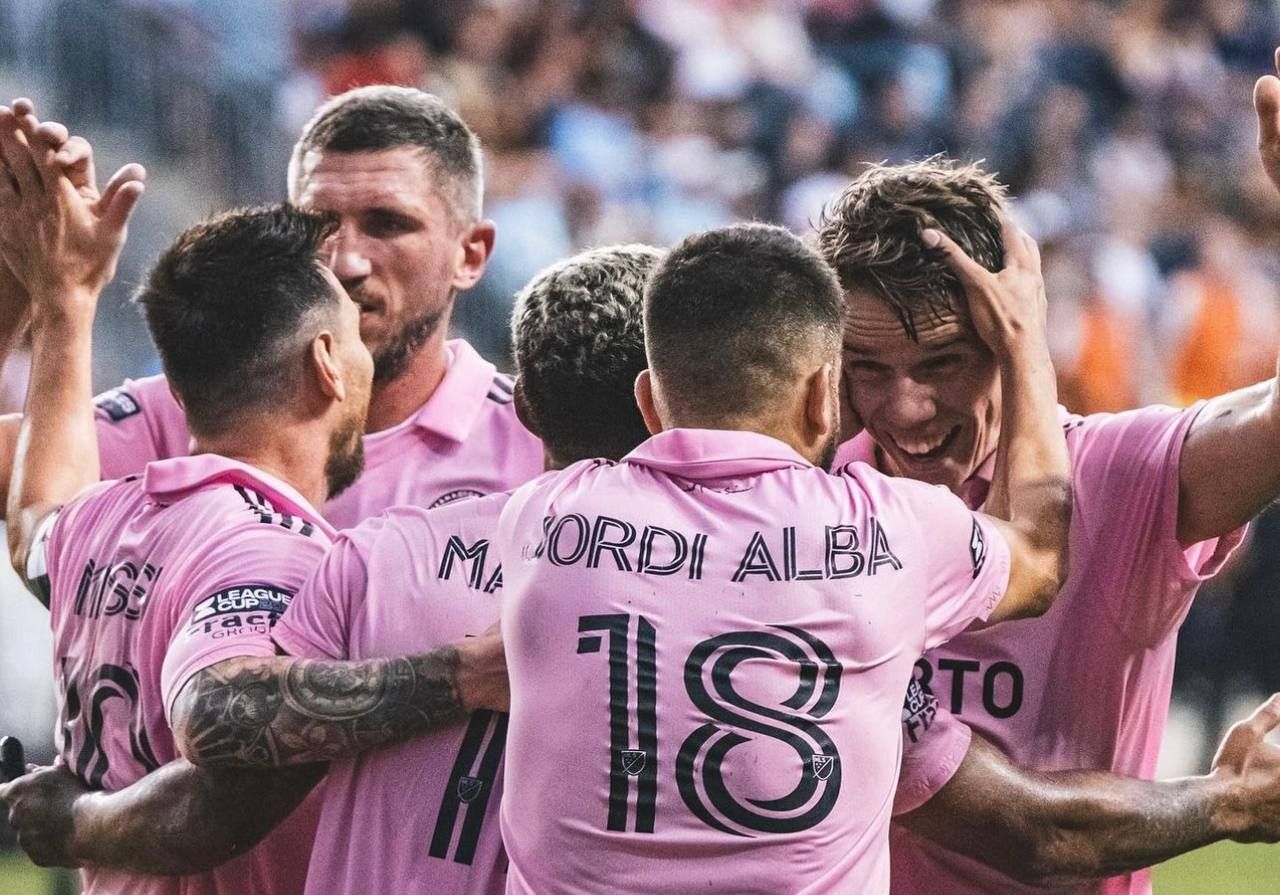 Сергій Кривцов із зірковими футболістами Сергій Кривцов із зірковими футболістами