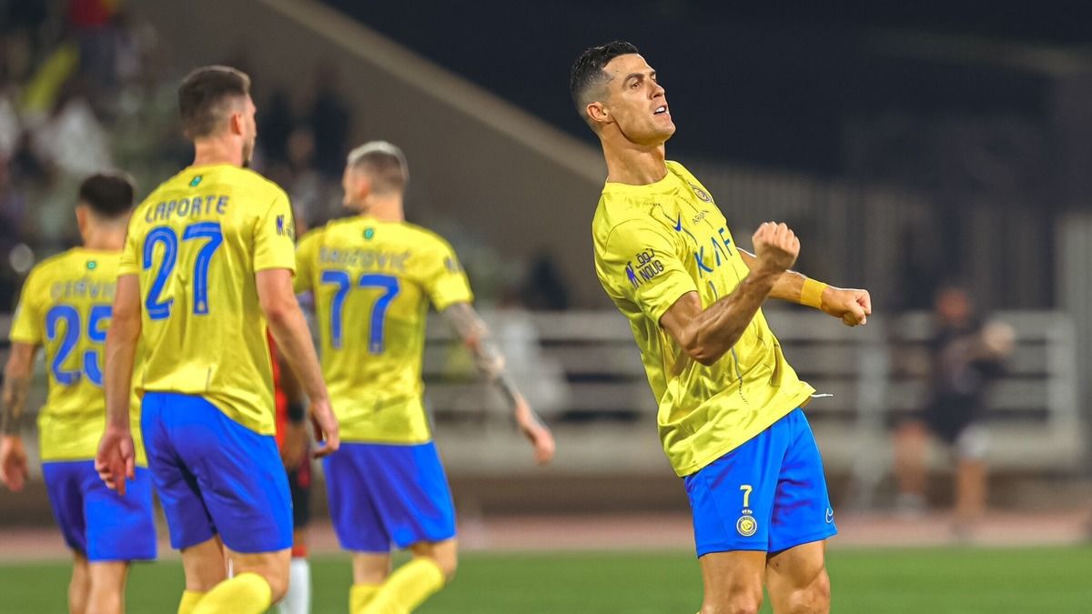 Роналду поцілив м'ячем у голову оператору – курйозне відео Роналду поцілив м'ячем у голову оператору – курйозне відео