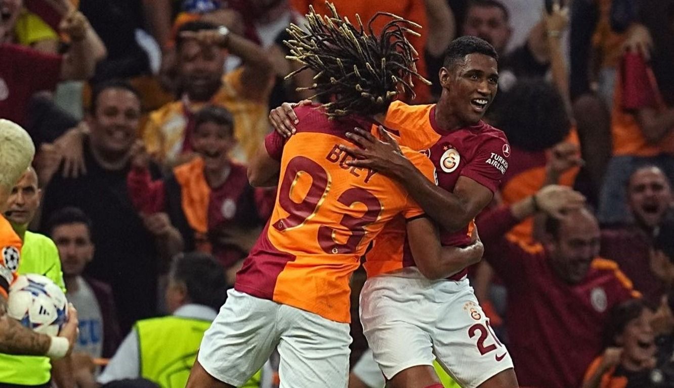 Тете (справа) спасает Галатасарай от поражения Тете (справа) спасает Галатасарай от поражения