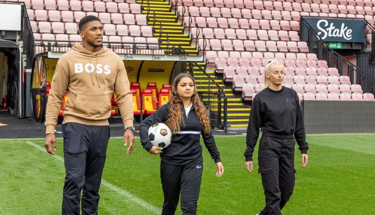 Джошуа поспорил с Бекхэмом во время пробивания стандартов Джошуа поспорил с Бекхэмом во время пробивания стандартов