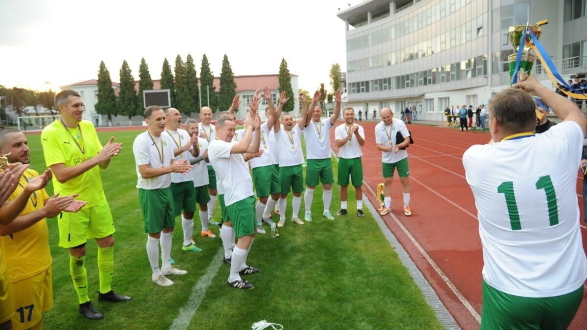 Ветераны Карпат обыграли сборную журналистов в благотворительном матче в поддержку детей-сирот Ветераны Карпат обыграли сборную журналистов в благотворительном матче в поддержку детей-сирот