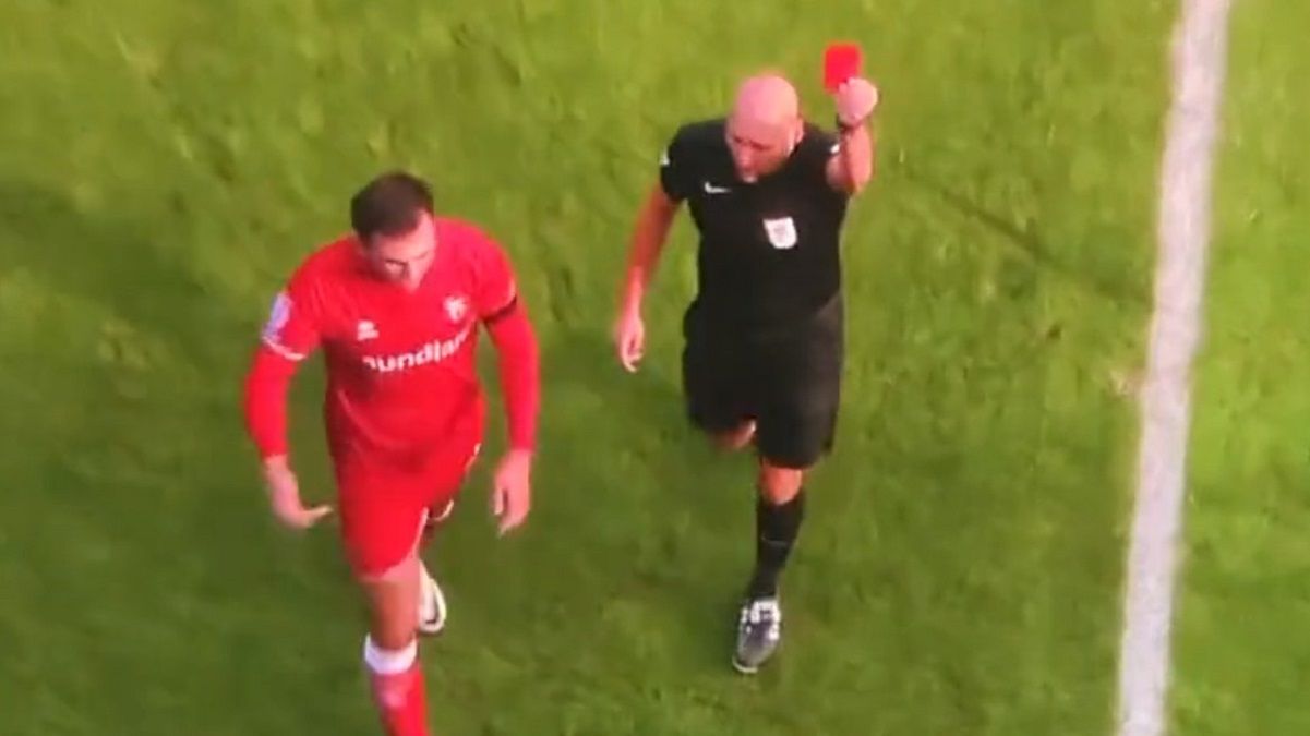 Удаление тренера во Второй лиге Англии через подножку сопернику Удаление тренера во Второй лиге Англии через подножку сопернику