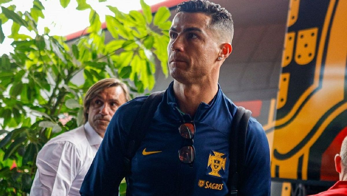 Босния и Герцеговина Португалия - фанат выбежал на поле и чуть не травмировал Роналду - видео