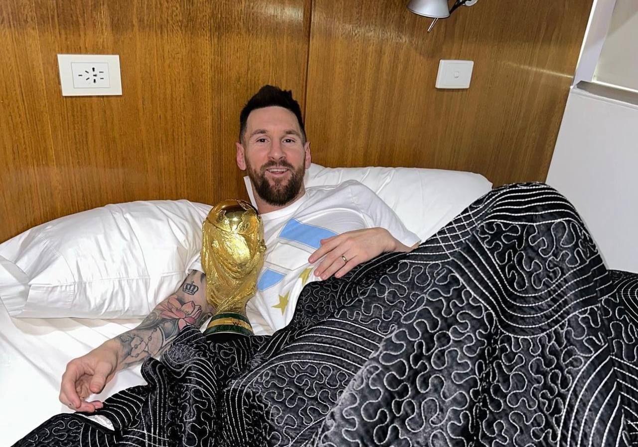 Ліонель Мессі з Кубком світу Ліонель Мессі з Кубком світу