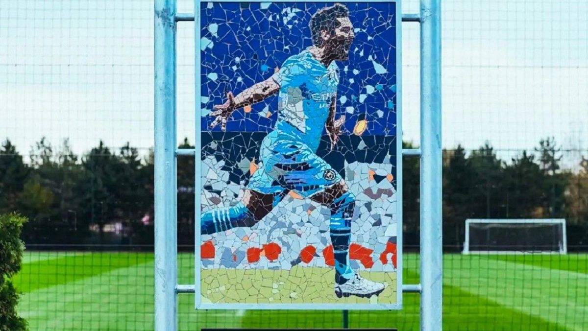 МанСіті відкрив поле імені Гюндогана, присвятивши Ілкаю переможну мозаїку - відео МанСіті відкрив поле імені Гюндогана, присвятивши Ілкаю переможну мозаїку - відео