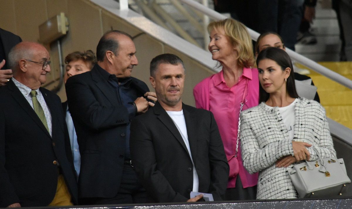 Барселона Шахтар - Сергій Ребров був присутній на трибунах у матчі ЛЧ - фото Барселона Шахтар - Сергій Ребров був присутній на трибунах у матчі ЛЧ - фото