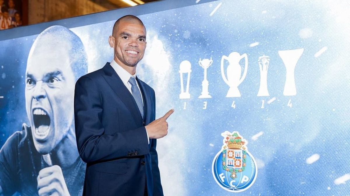 Защитник Порту Пепе обновил рекорд старейших игроков Лиги чемпионов Защитник Порту Пепе обновил рекорд старейших игроков Лиги чемпионов