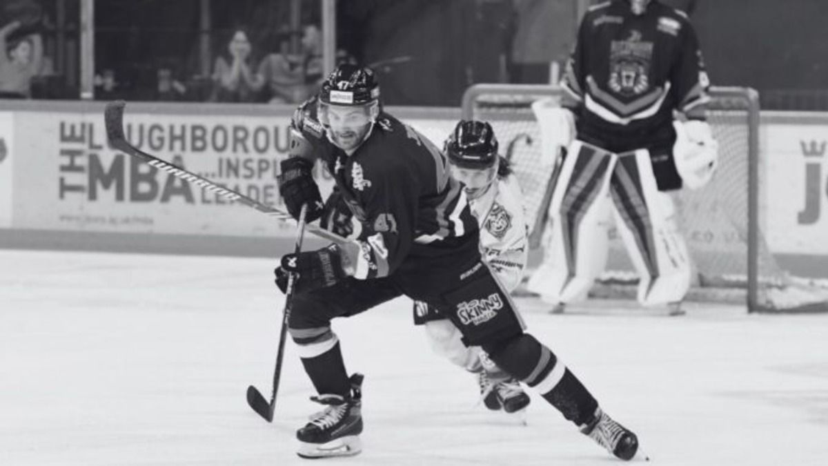 Хокеїст Адам Джонсон помер після удару ковзаном - відео Хокеїст Адам Джонсон помер після удару ковзаном - відео