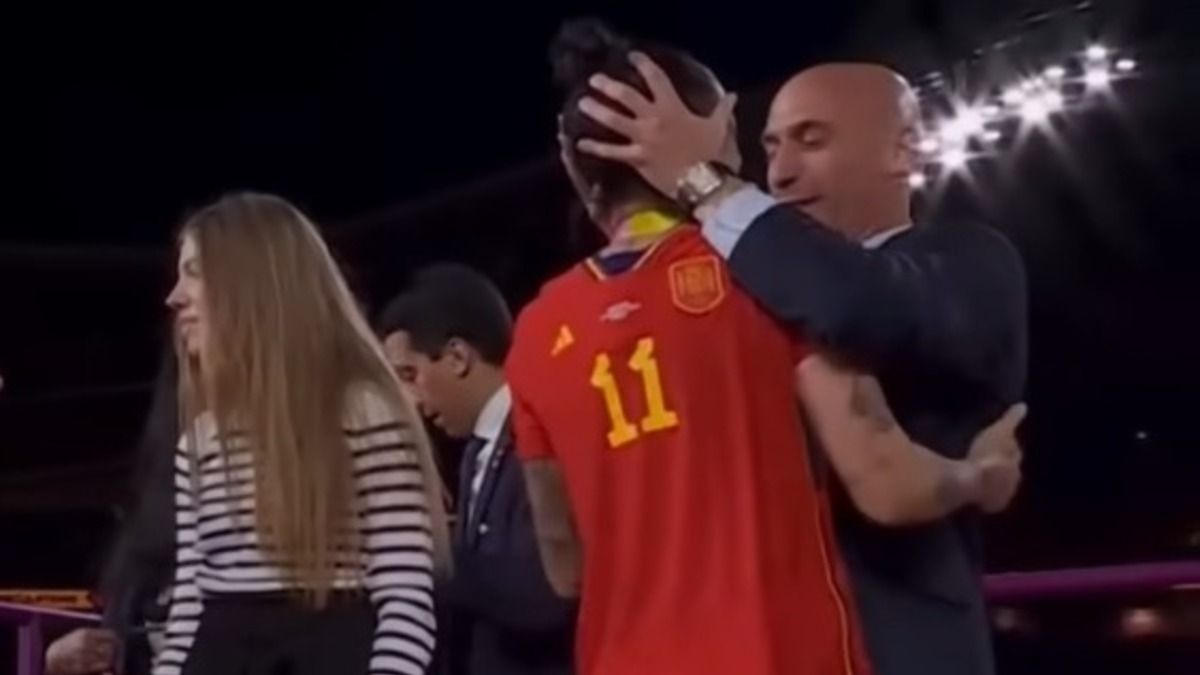 Луїс Рубіалес отримав покарання від ФІФА через скандальний поцілунок на ЧС