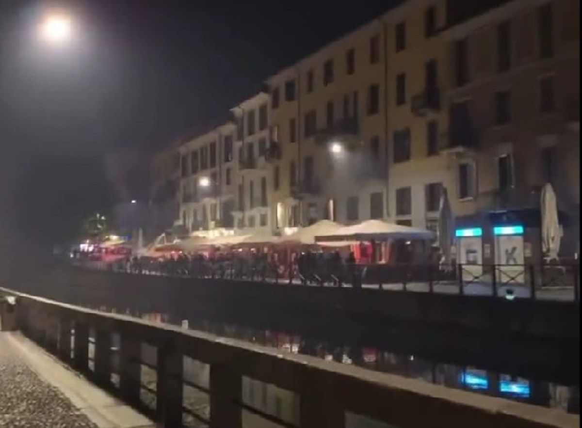 Лига чемпионов-2023/2024 – фанаты Милана и ПСЖ подрались перед матчем Лига чемпионов-2023/2024 – фанаты Милана и ПСЖ подрались перед матчем