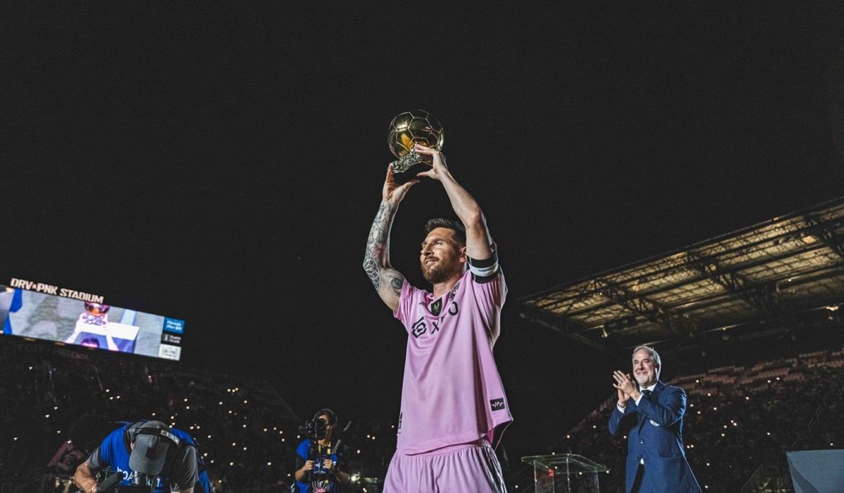 Презентація Золотого м'яча - Мессі показав нагороду фанатам Інтер Маямі - відео Презентація Золотого м'яча - Мессі показав нагороду фанатам Інтер Маямі - відео