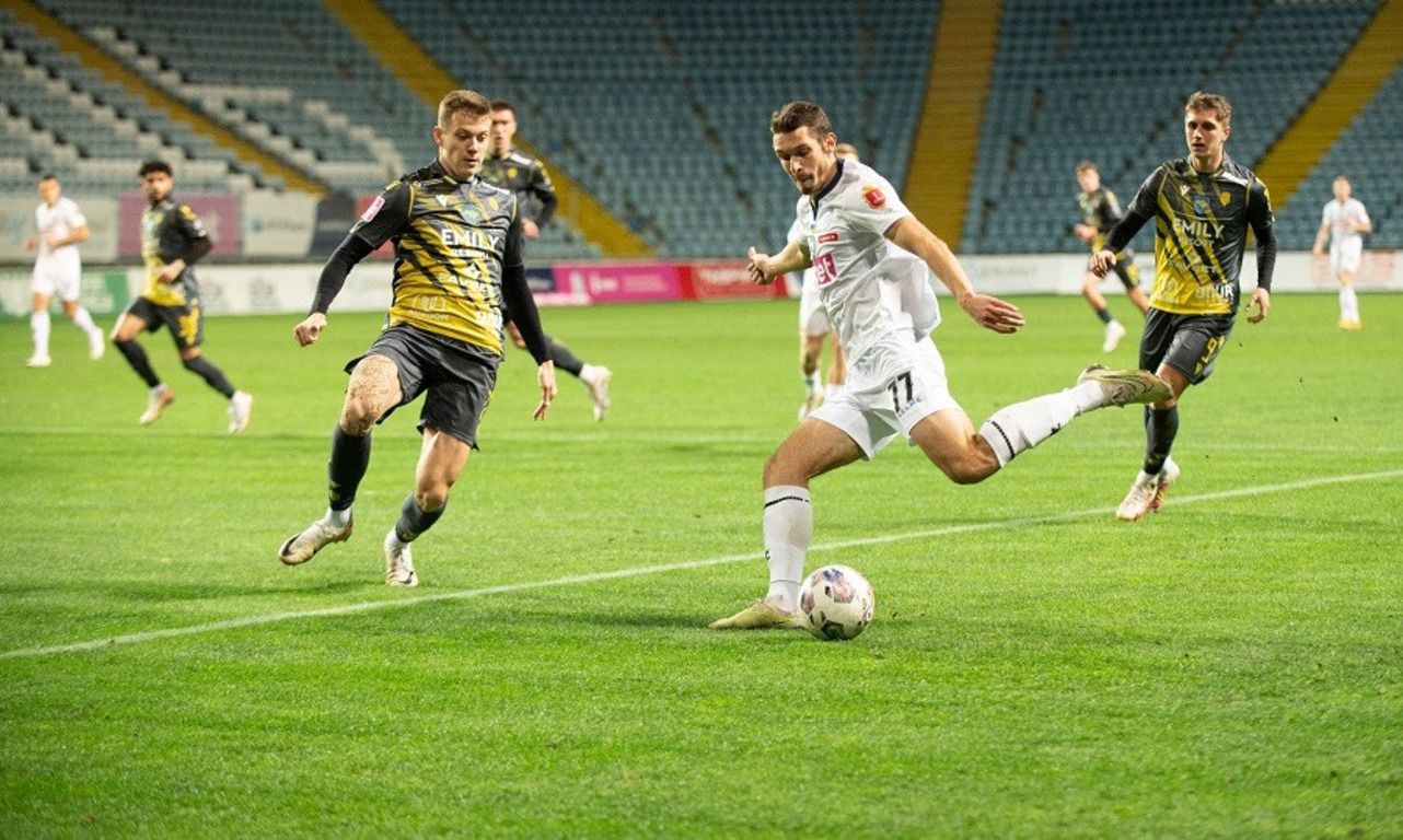 Черноморец проиграл Руху в матче с автоголом и пенальти