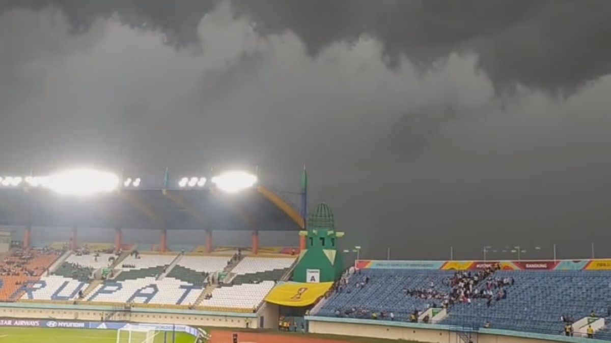 Непогода в Индонезии на стадионе во время ЧМ