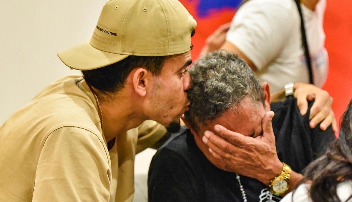 Викрадення батьків Луїса Діаса - сім'я футболіста вперше зустрілась після полону - фото Викрадення батьків Луїса Діаса - сім'я футболіста вперше зустрілась після полону - фото