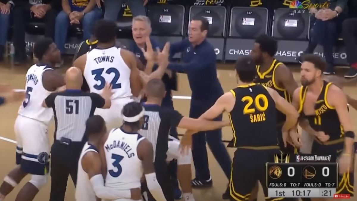 Драка между баскетболистами во время матча Драка между баскетболистами во время матча