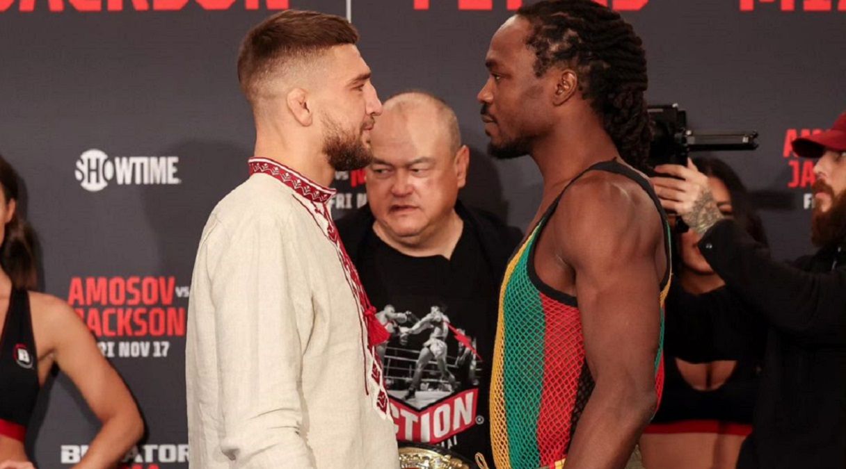 Bellator 301 - Амосов перед боем подарил Джексону украинскую вышиванку. Bellator 301 - Амосов перед боем подарил Джексону украинскую вышиванку.