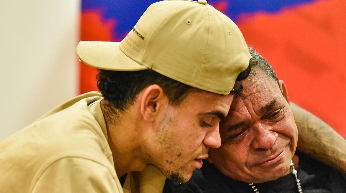 Покорил Бразилию: звезда Ливерпуля посвятил голы отцу, которого освободили из плена - видео - 24 канал Спорт Покорил Бразилию: звезда Ливерпуля посвятил голы отцу, которого освободили из плена - видео - 24 канал Спорт