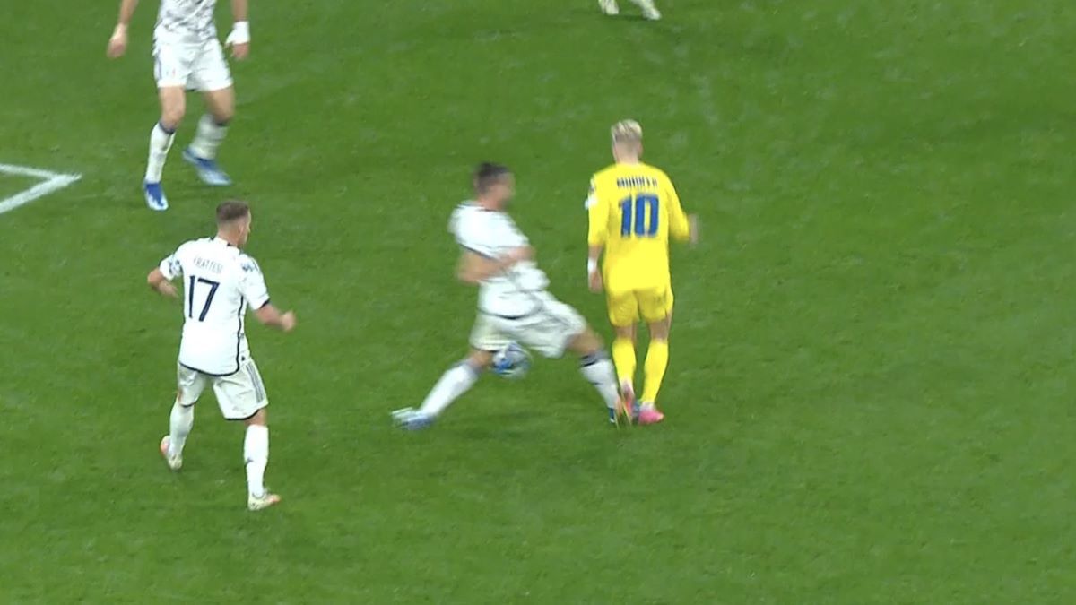 Момент с неназначенным пенальти в матче Украина – Италия