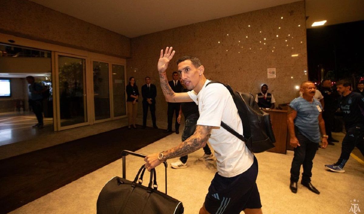 Бразилия Аргентина - Ди Марию облили пивом - как отреагировал футболист Бразилия Аргентина - Ди Марию облили пивом - как отреагировал футболист