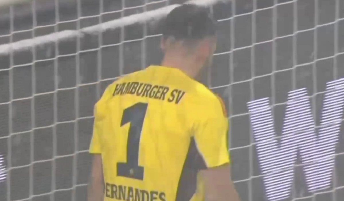 Санкт-Паулі Гамбург - курйозний автогол голкіпера у Другій Бундеслізі - відео Санкт-Паулі Гамбург - курйозний автогол голкіпера у Другій Бундеслізі - відео