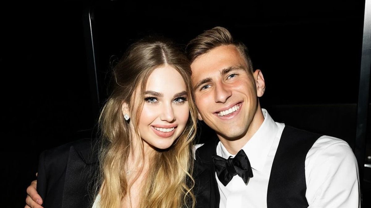 Илья Забарный и его жена украсили дом к рождественским праздникам Илья Забарный и его жена украсили дом к рождественским праздникам