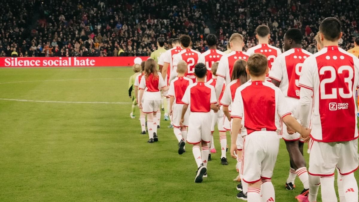 Аякс провел акцию против ненависти в социальных сетях - как поступил клуб Аякс провел акцию против ненависти в социальных сетях - как поступил клуб