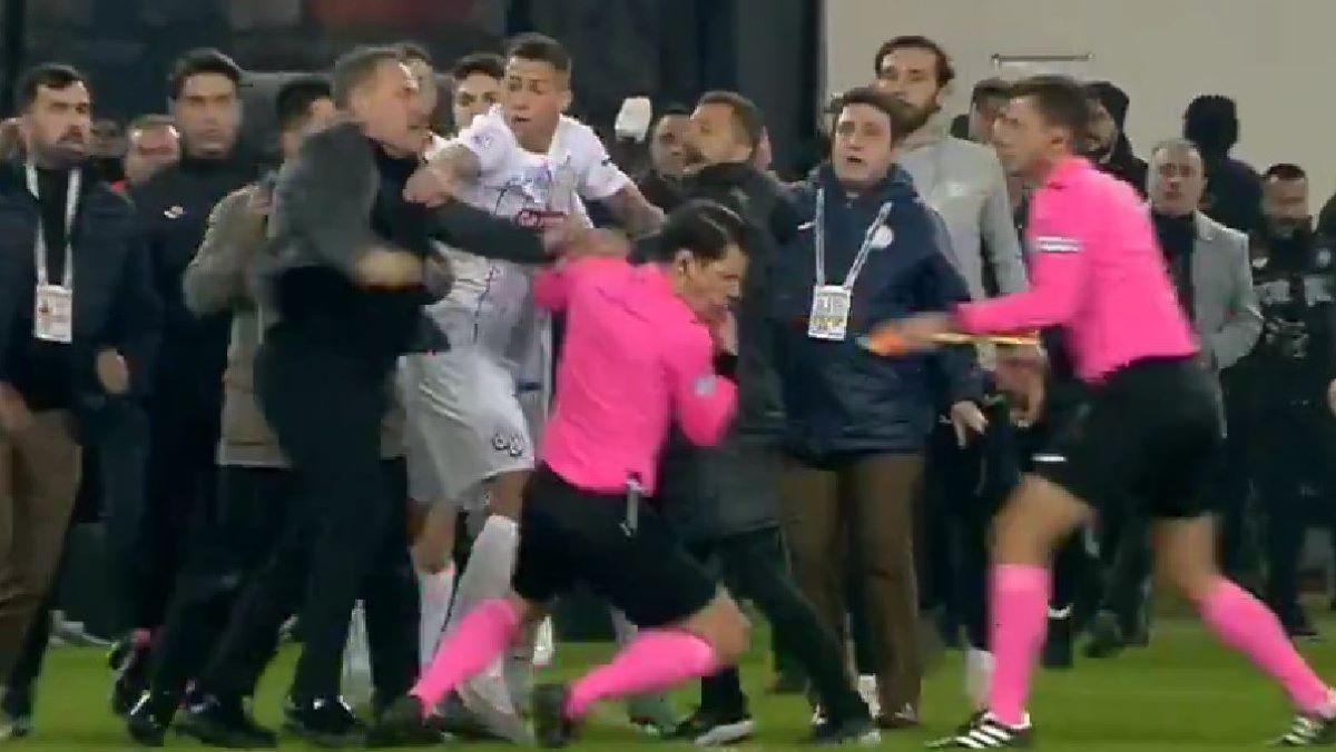 У Туреччині побили арбітра У Туреччині побили арбітра