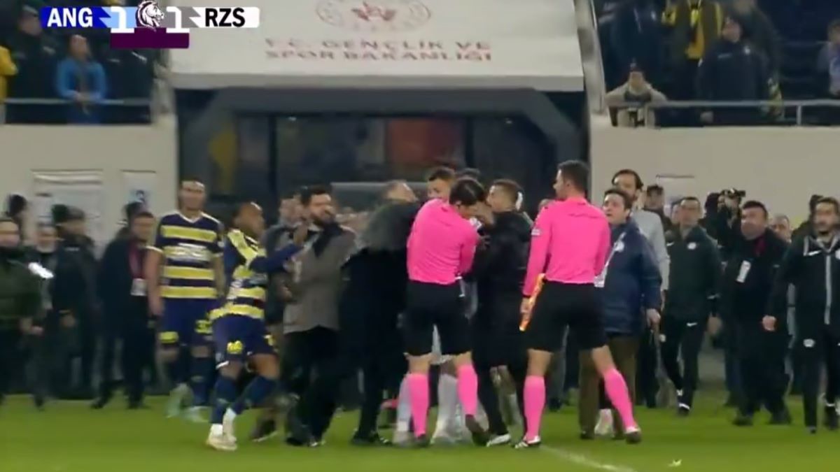 Президент Анкарагюджю ударил рефери Президент Анкарагюджю ударил рефери