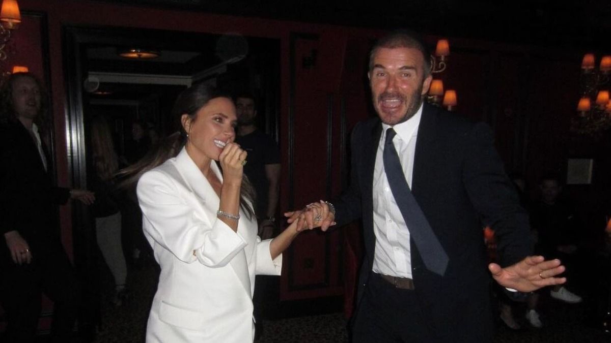 Девід Бекхем в трусах лагодить телевізор - кумедне фото Девід Бекхем в трусах лагодить телевізор - кумедне фото