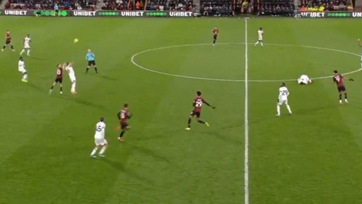 Футболист Лутона потерял сознание во время матча АПЛ Футболист Лутона потерял сознание во время матча АПЛ