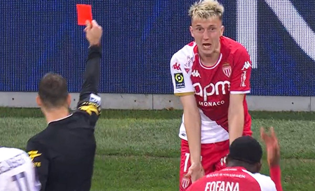 Гравець Росії Головін вдарив суперника під час матчу: його вилучили з поля - 24 канал Спорт Гравець Росії Головін вдарив суперника під час матчу: його вилучили з поля - 24 канал Спорт