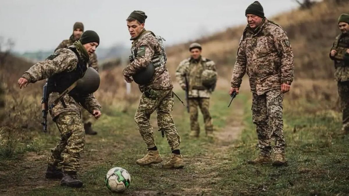 Воїни 53 бригади зіграли у футбол на передовій - фото