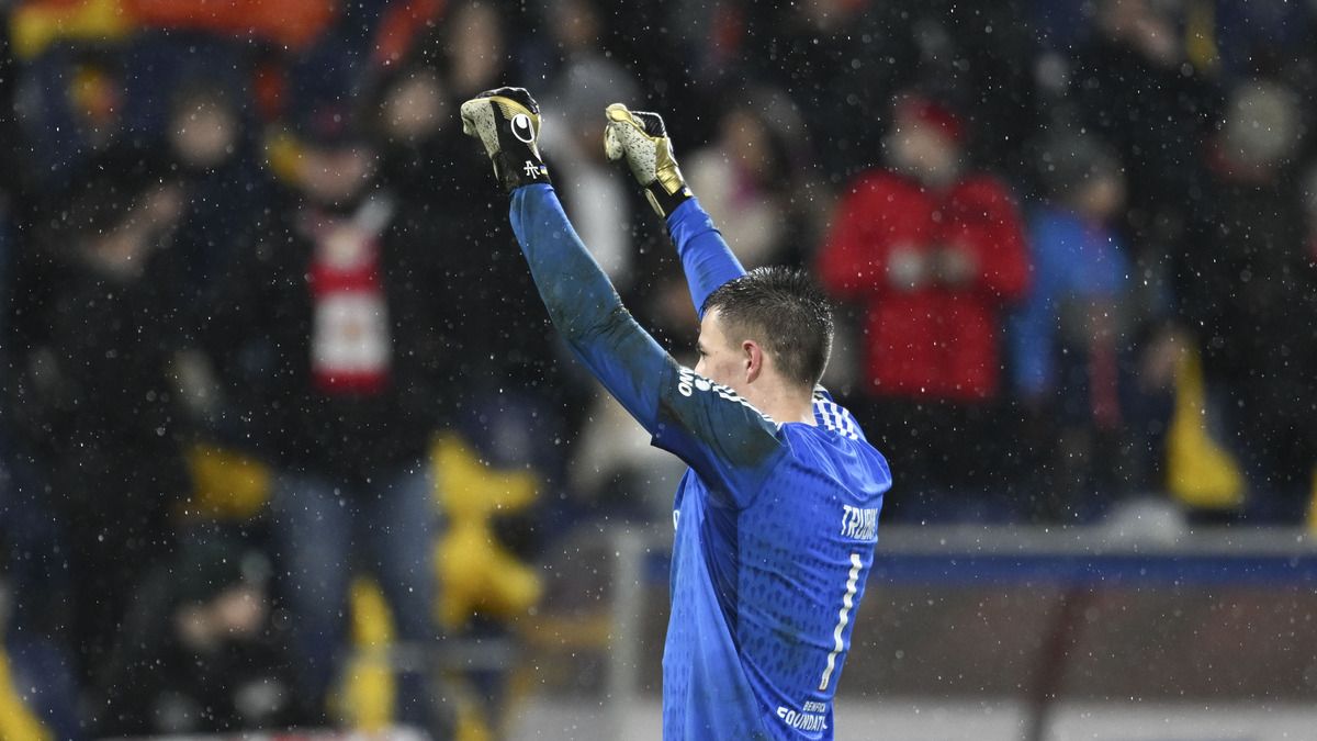 Тренер Бенфіки Рогер Шмідт прокоментував гру Анатолія Трубіна Тренер Бенфіки Рогер Шмідт прокоментував гру Анатолія Трубіна