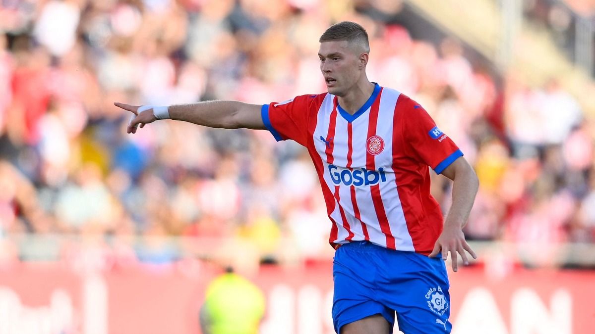 Артем Довбик та його агент постійно допомагають підрозділам ЗСУ Артем Довбик та його агент постійно допомагають підрозділам ЗСУ